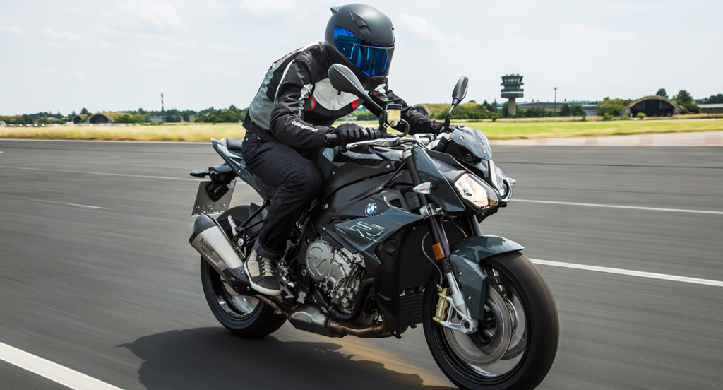 bmw-s1000r-upright-riding-position